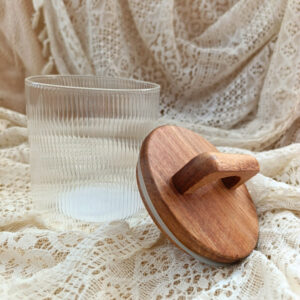 Słoik żebrowany z pokrywką z drewna mango – z możliwością personalizacji