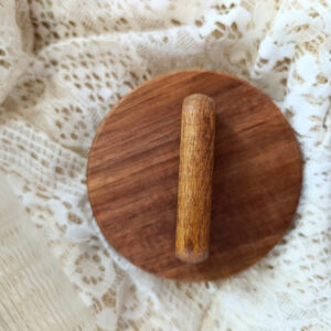 Słoik żebrowany z pokrywką z drewna mango – z możliwością personalizacji